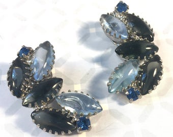 Pendientes trepadores de cristal artístico con cabujón azul vintage y brillo de luna azul.