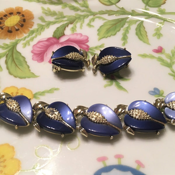 Vintage LISNER Navy Blue Thermoset Peach Pits Bracelet And Earrings Demi Parure