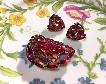 Vintage Weiss Sparkling Red Brooch And Earrings Set