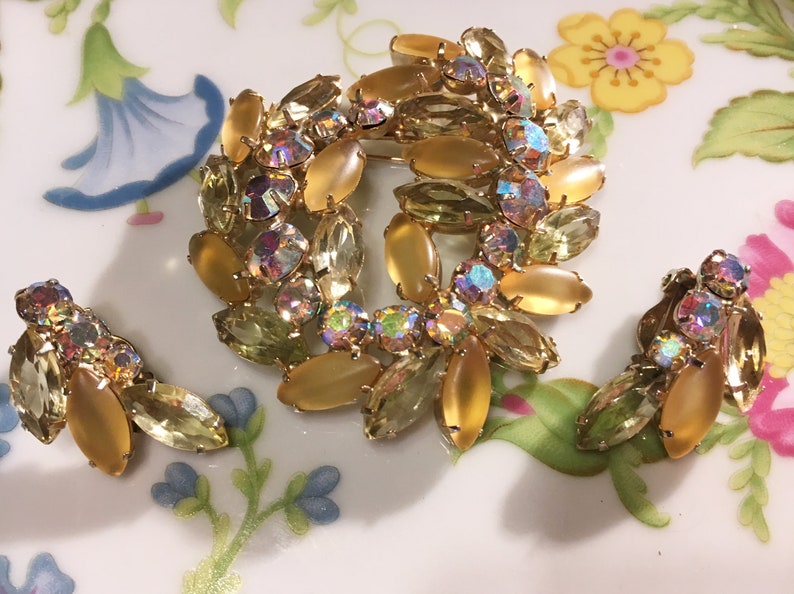 Vintage Juliana Golden Frosted Navettes And Aurora Borealis Rhinestones Wreath Brooch and Earrings