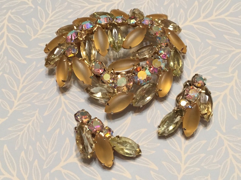 Vintage Juliana Golden Frosted Navettes And Aurora Borealis Rhinestones Wreath Brooch and Earrings