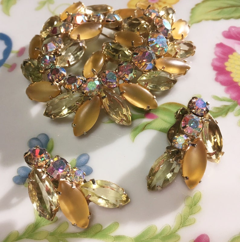 Vintage Juliana Golden Frosted Navettes And Aurora Borealis Rhinestones Wreath Brooch and Earrings