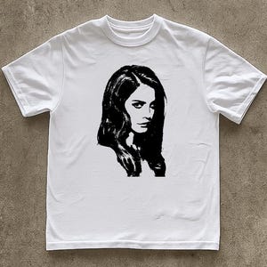 Lana Del Rey Graphic T-Shirt – Minimalist Music Artist Tee – Unisex Streetwear Fashion Shirt