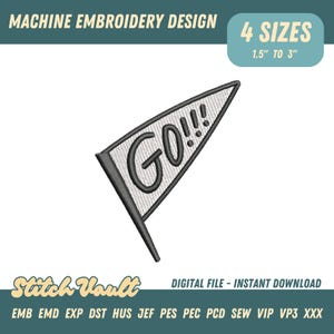 Op de afbeelding: Machine borduurontwerp van een wimpel met het woord "GO!!!" in zwart. De vlag is wit met een grijze rand en een paal. Het ontwerp is verkrijgbaar in 4 maten, variërend van 3,8 cm tot 7,6 cm.