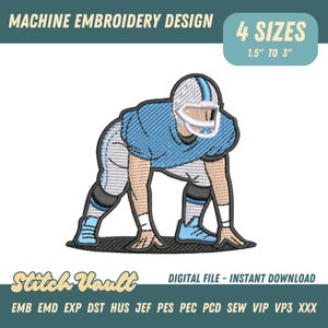 Puede incluir: Diseño de bordado a máquina de un jugador de fútbol americano en posición agachada, en azul claro y blanco. Disponible en 4 tamaños, de 3,8 a 7,6 cm. El texto "Stitch Vault" y "DESCARGA DIGITAL INSTANTÁNEA" están incluidos.
