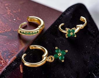 Set di 3 orecchini pendenti a forma di fiore, in acciaio inossidabile con zirconi cubici.