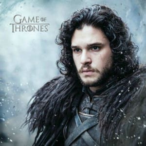 Könnte beinhalten: Werbebild für die Fernsehserie Game of Thrones. Das Bild zeigt einen Mann mit dunklem, lockigem Haar und Bart, der einen dunklen, pelzgefütterten Umhang und eine Rüstung trägt. Das Logo der Serie ist oben links zu sehen.