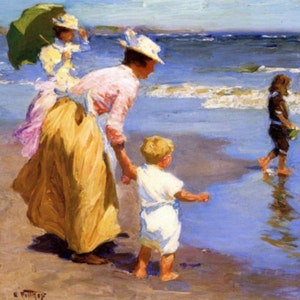 Puede incluir: Una pintura de una familia en la playa. Una mujer con un vestido amarillo y un sombrero blanco sostiene la mano de un niño. El niño lleva un vestido blanco y mira el agua. Otro niño camina en el agua. La mujer sostiene una sombrilla verde.