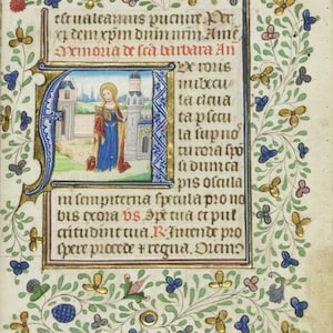 Könnte beinhalten: Eine mittelalterliche illuminierte Manuskriptseite mit einem verzierten Rand aus grünen Ranken, blauen und goldenen Blumen und einer Miniaturdarstellung einer Frau in einem blauen Gewand, die ein Buch hält. Der Text lautet "eruateammus pucnur.Por xem xpm dnim nom Ame Armona de fea barbara An xrois mibeau Ta dama ta plau la tupno turoia fro a dunca pis olaula m fempiterna fpearla pro no bis ποια ύς θρётий прив aitudinttua.R.Imande pro tpere prore + regna. Diamo 220"