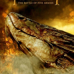 Puede incluir: Cartel de la película "El Hobbit: La Batalla de los Cinco Ejércitos". La imagen presenta un primer plano de la cabeza de un dragón con escamas detalladas y un ojo amarillo penetrante. El título está en oro sobre un fondo oscuro y ardiente.