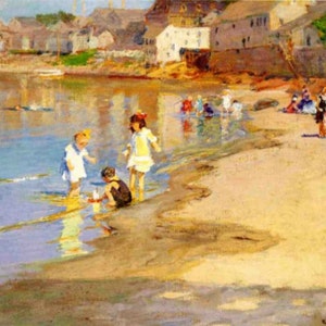 Puede incluir: Una pintura que representa una escena de playa con niños jugando en el agua. El agua es de color azul claro y la arena es de color marrón claro. Hay edificios en el fondo y árboles en la orilla.