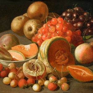 Op de afbeelding: Stilleven met een verscheidenheid aan fruit en groenten, waaronder perziken, appels, druiven, kersen, cantaloupe en aardbeien. Het fruit is gerangschikt op een tafel met een donkerbruine achtergrond.