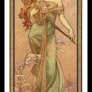 Puede incluir: Una ilustraci&oacute;n vintage de estilo Art Nouveau de una mujer con un vestido verde fluido sosteniendo un ramo de flores. La mujer est&aacute; de pie en un campo de hierba alta y flores. La ilustraci&oacute;n est&aacute; en un marco decorativo con un borde dorado.