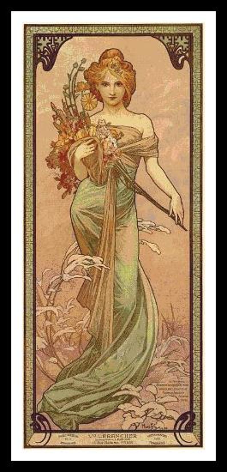 Puede incluir: Una ilustraci&oacute;n vintage de estilo Art Nouveau de una mujer con un vestido verde fluido sosteniendo un ramo de flores. La mujer est&aacute; de pie en un campo de hierba alta y flores. La ilustraci&oacute;n est&aacute; en un marco decorativo con un borde dorado.