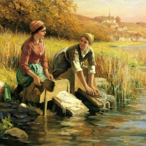 Peut inclure: Deux femmes en vêtements d'époque font leur lessive au bord d'une rivière. L'une est à genoux et frotte des vêtements dans une cuve en bois. L'autre est assise sur un tabouret en bois, tenant un seau en bois. La rivière est calme et le ciel est bleu.
