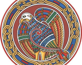 Może przedstawiać: Okrągła, stylizowana ilustracja ptaka z misternymi wzorami celtyckimi. Ptak jest głównie niebieski, czerwony i żółty, z białą głową i wzorzystym ciałem. Otoczony jest złotą obwódką z węzłów na czerwonym i niebieskim tle.