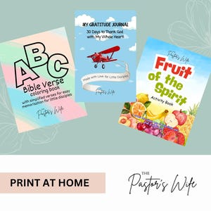 Könnte beinhalten: Drei Kinder-Aktivitätsbücher werden gezeigt. Die Bücher tragen die Titel "ABC Bible Verse Coloring Book", "My Gratitude Journal" und "Fruit of the Spirit Activity Book". Die Bücher enthalten Illustrationen und Text.