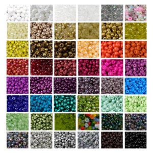 Könnte beinhalten: Ein Raster aus kleinen, farbenfrohen Perlen in verschiedenen Farbtönen. Die Perlen sind in Reihen und Spalten angeordnet und zeigen eine große Auswahl an Farben, darunter Weiß, Gold, Rot, Pink, Blau, Grün und Schwarz. Geeignet für Schmuckherstellung.