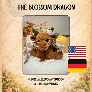 Puede incluir: Un peluche de dragón marrón tejido con detalles florales verdes y rosas, alas blancas y ojos azules. El texto "IVY THE BLOSSOM DRAGON" se muestra encima del peluche. La imagen también incluye las banderas estadounidense y alemana.