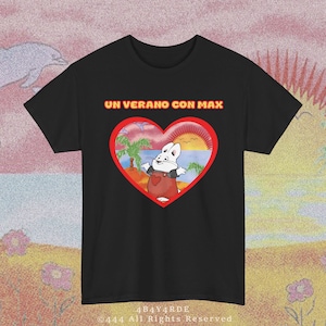 Könnte beinhalten: Schwarzes T-Shirt mit einem Cartoon-Kaninchen in einem herzförmigen roten Rahmen. Das Herz zeigt eine Strandszene mit Palmen und Sonnenuntergang. Der Text "UN VERANO CON MAX" befindet sich über dem Herzen.