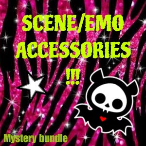 Può includere: Immagine con la scritta "SCENE/EMO ACCESSORIES" in verde brillante, su uno sfondo a stampa zebrata rosa e nera. Include una stella bianca e un pipistrello dei cartoni animati con la faccia da teschio. Le parole "Mystery bundle" sono in basso.