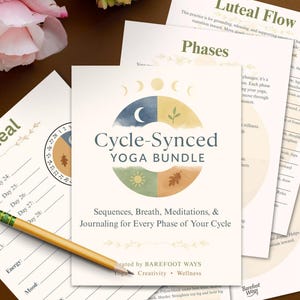 Puede incluir: Una colección de imprimibles relacionados con el yoga, incluido un paquete titulado "Cycle-Synced Yoga Bundle". El paquete presenta secuencias, ejercicios de respiración, meditaciones y un diario para cada fase de tu ciclo. Un lápiz descansa sobre las páginas, con acentos florales.