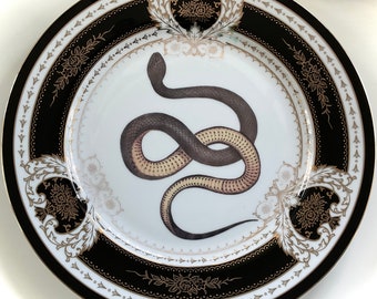 Juego de taza y platillo de porcelana con forma de serpiente. Porcelana resistente y apta para alimentos.