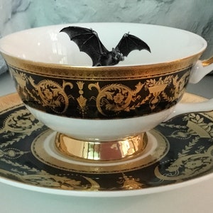 Black and Gold Bat Teacup and Saucer Set 7 Ounces. Food Safe and Durable. afbeelding 2