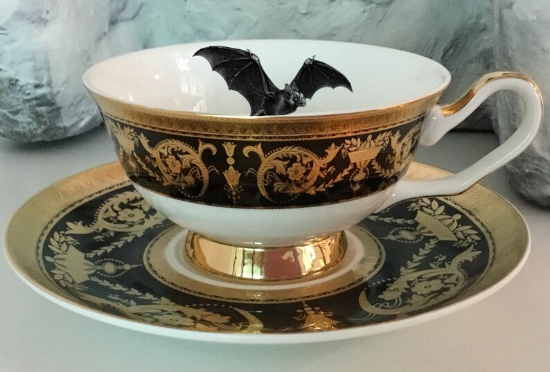 Black and Gold Bat Teacup and Saucer Set 7 Ounces. Food Safe and Durable. afbeelding 2