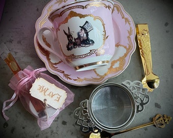 8PCS GIFT SET - Alice in Wonderland Cup/Saucer, Spoon, Sugar Tongs, Tea Strainer, Honey, Tea Sample, "Eat me" Plaque and Candle