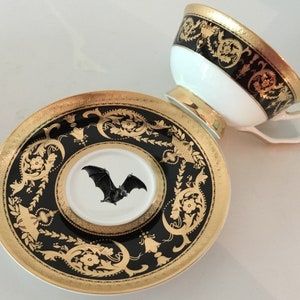 Juego de taza de té y platillo de murciélago negro y dorado 7 onzas. Alimentos seguros y duraderos. imagen 1