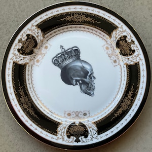 Plato llano adornado con calavera en negro y dorado (10.5"), porcelana, apto para alimentos