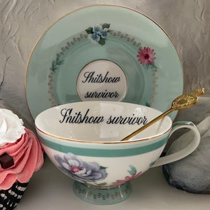 C'est la vérité. Ensemble tasse à thé et soucoupe floral grossier avec cuillère. Porcelaine, sans danger pour les aliments et durable.