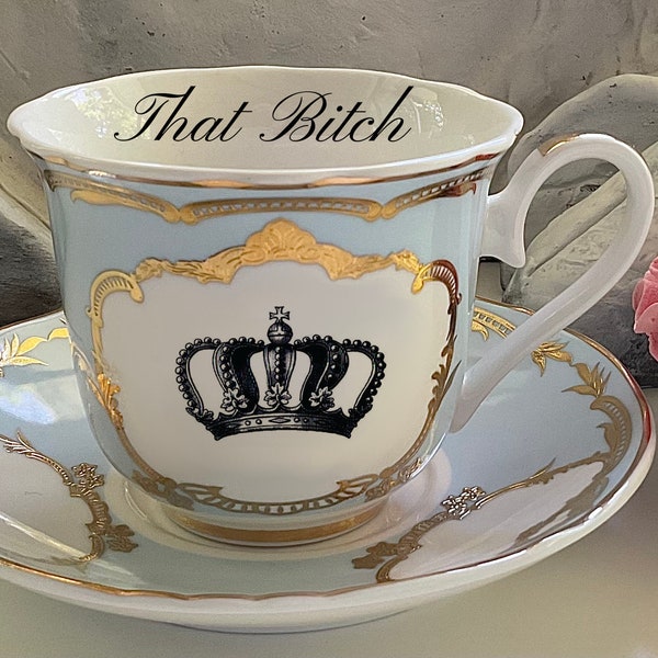 Joli ensemble de tasse à thé et soucoupe en porcelaine rose, bleu ou vert et or « That Bitch », 8 onces. Sécurité de la nourriture