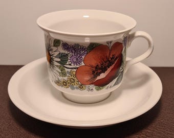 Vintage Arabia Finland Valmu Kaffeetasse & Untertasse - Esteri Tomula Design - Seltenes 1960er Jahre skandinavisches Blumenmuster
