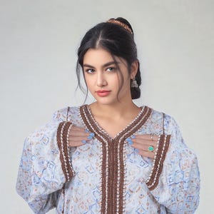 Elegant Omani Jalabiya in Light Color with Stunning Qurashi Work – Crafted from Premium Fabric with Beautiful Color Combination