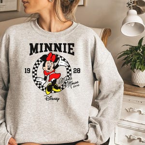 Minnie Mouse Disney Sweatshirt, Disney Character Sweater, Magic Kingdom Racing Vacation Sweat, Disney Family Trip Sweater, Minnie Sweat Bild 4