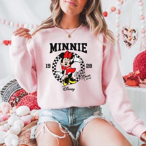 Minnie Mouse Disney Sweatshirt, Disney Character Sweater, Magic Kingdom Racing Vacation Sweat, Disney Family Trip Sweater, Minnie Sweat Bild 1