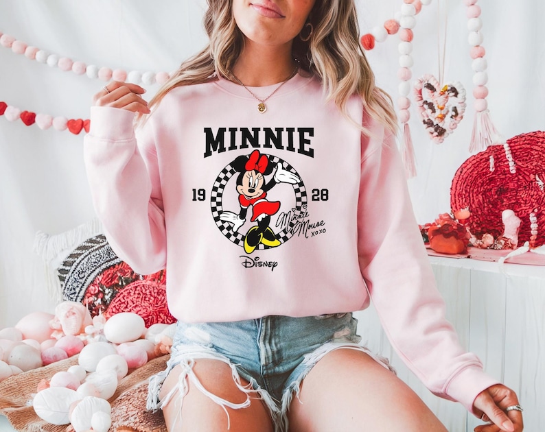 Minnie Mouse Disney Sweatshirt, Disney Character Sweater, Magic Kingdom Racing Vacation Sweat, Disney Family Trip Sweater, Minnie Sweat Bild 1