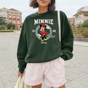 Minnie Mouse Disney Sweatshirt, Disney Character Sweater, Magic Kingdom Racing Vacation Sweat, Disney Family Trip Sweater, Minnie Sweat Bild 2
