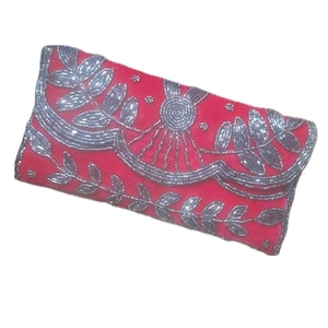 Bolso de mano de terciopelo rojo
