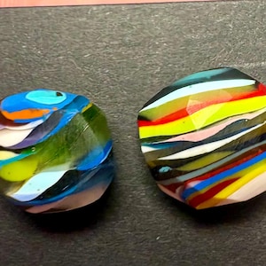 Handvormige oorknopjes surfiet – gefacetteerde regenboog surfplankhars | Lichtgewicht statement-studs