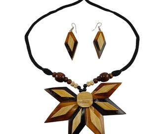Zestaw biżuterii PRIKSUS z drewna, ręcznie robiony – naszyjnik i kolczyki w stylu boho z geometrycznym wisiorkiem, ekologiczna biżuteria w stylu plemiennym