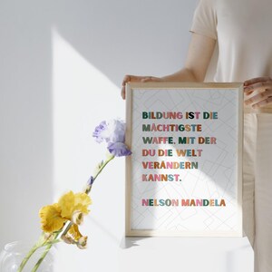 Nelson Mandela Zitat über die Kraft der Bildung als A4 Wandkunst zum Ausdrucken, hochauflösender digitaler Download in verschiedenen Hintergrundvarianten, perfekt für Schulen, Universitäten, Büros oder private Lernräume.

Nelson Mandela Wandposter mit inspirierendem Bildungsspruch, sofort als digitaler A4 Download in PDF und PNG verfügbar, passt ideal in Klassenzimmer, Bibliotheken, Büros oder als motivierende Dekoration zu Hause.
