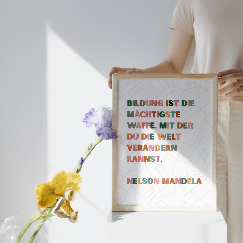 Nelson Mandela Zitat über die Kraft der Bildung als A4 Wandkunst zum Ausdrucken, hochauflösender digitaler Download in verschiedenen Hintergrundvarianten, perfekt für Schulen, Universitäten, Büros oder private Lernräume.

Nelson Mandela Wandposter mit inspirierendem Bildungsspruch, sofort als digitaler A4 Download in PDF und PNG verfügbar, passt ideal in Klassenzimmer, Bibliotheken, Büros oder als motivierende Dekoration zu Hause.