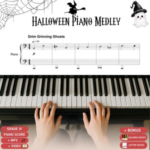 Könnte beinhalten: Ein Klaviernotenblatt mit dem Titel Halloween Piano Medley, das das Lied Grim Grinning Ghosts mit Notenschrift, einer schwarz-weißen Geisterillustration sowie Hinweisen auf Grade IV, MP3, Video, farbige Noten und Buchstabennoten enthält.