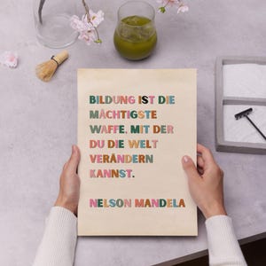 Nelson Mandela Poster mit bekanntem Bildungsspruch, digitaler A4 Download, zum sofortigen Ausdrucken für Schule, Arbeitsplatz oder Zuhause, zeitloses Design als motivierende Dekoration für Lern- und Arbeitsräume.