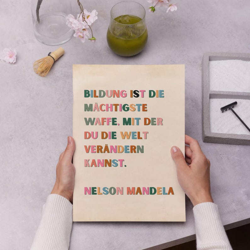 Nelson Mandela Poster mit bekanntem Bildungsspruch, digitaler A4 Download, zum sofortigen Ausdrucken für Schule, Arbeitsplatz oder Zuhause, zeitloses Design als motivierende Dekoration für Lern- und Arbeitsräume.