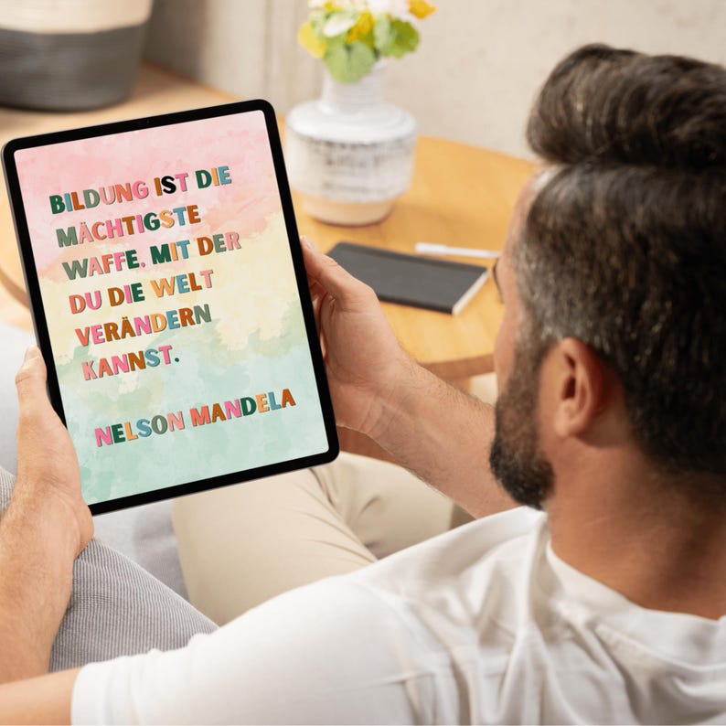Nelson Mandela Zitat Poster über Bildung, als sofortiger digitaler A4 Download mit klarer Typografie und verschiedenen Hintergrundoptionen, geeignet als Lernmotivation, Klassenzimmerkunst oder Geschenk für Pädagogen.