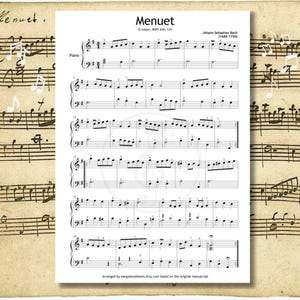 Könnte beinhalten: Ein gedrucktes Klaviernotenblatt mit dem Titel Menuet in G-Dur, BWV Anh. 114 von Johann Sebastian Bach. Die weiße Seite zeigt schwarze Notenschrift, Notensysteme und Fingersätze vor einem Hintergrund aus altem, sepiafarbenem Notenpapier.